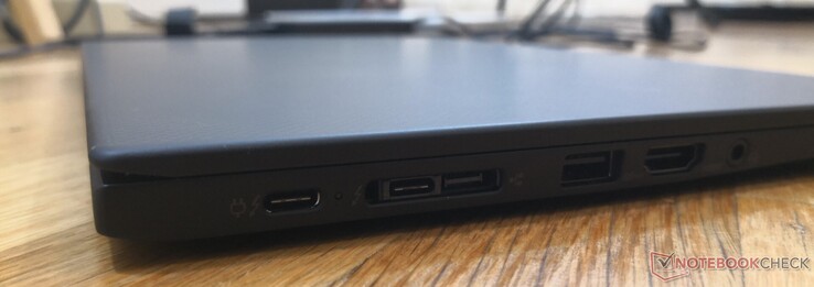 Слева: USB C + Thunderbolt 3, USB C + Thunderbolt 3 + Lenovo Dock, USB A 3.1 Generation 1, HDMI 1.4