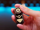 LoopDot сочетает в себе фонарик и матричный дисплей. (Источник изображения: LoopGear)