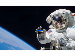 Рекламное изображение бесплатного сервиса NASA+, на котором изображен астронавт, держащий в руках смартфон с открытым приложением NASA+ в космосе. (Источник изображения: NASA)