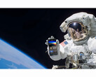Рекламное изображение бесплатного сервиса NASA+, на котором изображен астронавт, держащий в руках смартфон с открытым приложением NASA+ в космосе. (Источник изображения: NASA)