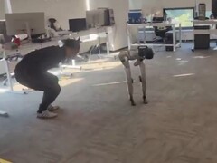 Во время тренировки телеоперации Unitree G1, как оказалось, неправильно понял движения своего тренера и в итоге ударил его между ног. (Источник изображения: Wes via X / ранее Twitter)