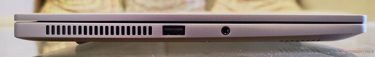 Левая сторона: решетка вентиляции, USB 2.0, комбинированный аудио разъем