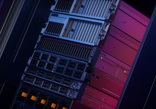 Крупный план сервера искусственного интеллекта Lenovo