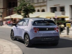 Вид сзади на автомобиль Nio Firefly, совершающий крутой поворот на асфальте