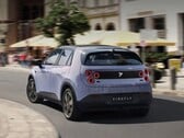 Вид сзади на автомобиль Nio Firefly, совершающий крутой поворот на асфальте