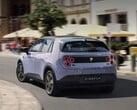 Вид сзади на автомобиль Nio Firefly, совершающий крутой поворот на асфальте