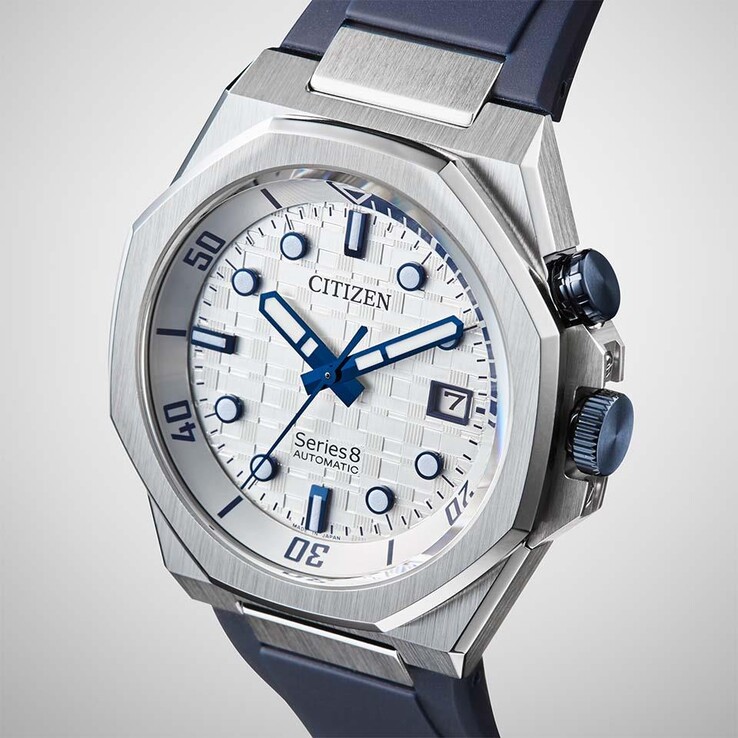 Циферблат украшен текстурированным рисунком в виде японских шашек