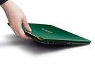 Обновленный ноутбук Vaio SX14-R в цвете Deep Emerald предлагает более быструю вычислительную мощность искусственного интеллекта в корпусе из углеродного волокна весом менее 1 кг.