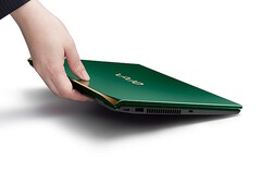 Обновленный ноутбук Vaio SX14-R в цвете Deep Emerald предлагает более быструю вычислительную мощность искусственного интеллекта в корпусе из углеродного волокна весом менее 1 кг.