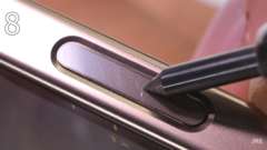 Apple'Camera Control сталкивается с некоторыми пиками Мооса. (Источник изображения: JerryRigEverything)