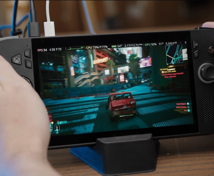 ASUS ROG Ally X запускает Cyberpunk 2077, показывая на экране такие показатели производительности в игре, как FPS, использование CPU и GPU. (Источник изображения: Dawid Does Tech Stuff)