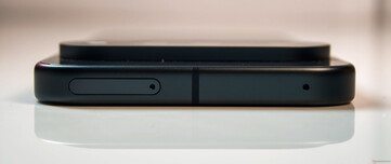 Верхняя часть: лоток для Nano SIM, микрофон