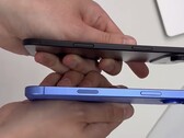 Модель "17 Air" (вверху) рядом с другим iPhone. (Источник изображения: Majin Bu via X)