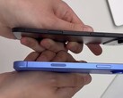 Модель "17 Air" (вверху) рядом с другим iPhone. (Источник изображения: Majin Bu via X)