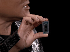 Дженсен Хуанг держит в руках Nvidia GB10 во время выставки CES 2025. (Источник изображения: Hardware Luxx)