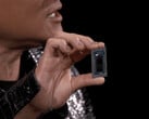Дженсен Хуанг держит в руках Nvidia GB10 во время выставки CES 2025. (Источник изображения: Hardware Luxx)
