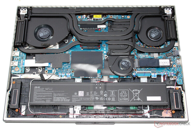 Внутренние компоненты Asus ROG Strix Scar 18 G834JYR (2024)