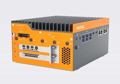 Множество портов и место для профессионального GPU класса SFF для настольных ПК. (Источник изображения: Onlogic)