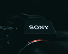 Крупный план логотипа Sony на фотоаппарате.