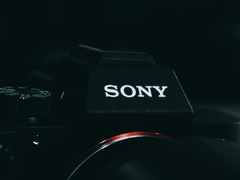 Крупный план логотипа Sony на фотоаппарате.