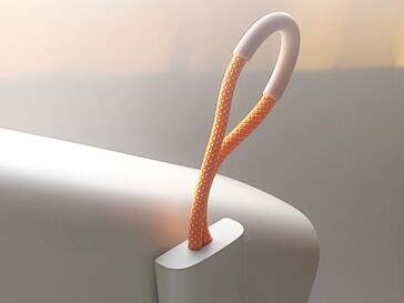 У Yaber T1 Pro есть ремешок с силиконовым покрытием для удобства переноски. (Источник изображения: Notebookcheck)