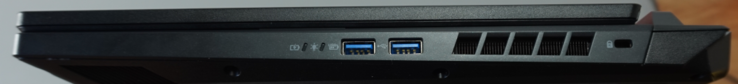 Правая сторона: 2 x USB-A (10 Гбит/с), слот для замка Kensington