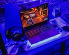 Игровой ноутбук, установленный под синим освещением на демонстрационной станции, запускает игру (Источник изображения: Pexels / Bertellifotografia)