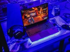 Игровой ноутбук, установленный под синим освещением на демонстрационной станции, запускает игру (Источник изображения: Pexels / Bertellifotografia)