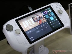 Компания Zotac снова показала свой игровой портативный компьютер Zone второго поколения в бело-золотой отделке. (Источник изображения: Notebookcheck)