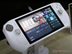 Компания Zotac снова показала свой игровой портативный компьютер Zone второго поколения в бело-золотой отделке. (Источник изображения: Notebookcheck)