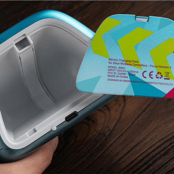 В зарядной док-станции 8BitDo есть отсек для хранения мелких аксессуаров для контроллера Xbox.