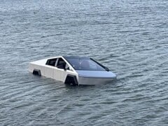 Кибергрузовик Tesla пришлось извлекать из озера Грейпвайн в Техасе после неудачного теста режима Wade Mode.