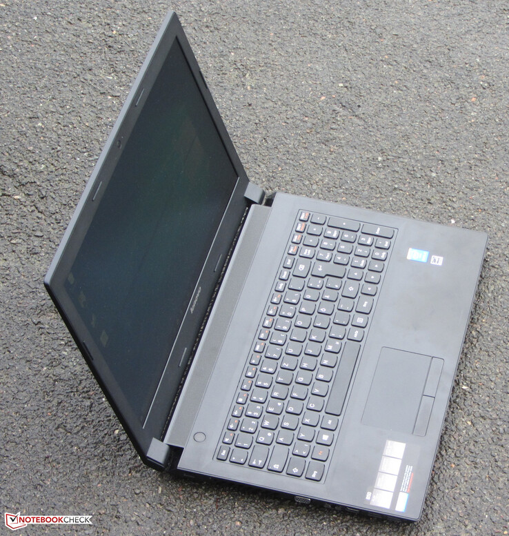 Lenovo B50-70. Привычное для Lenovo крепление дисплея