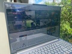 Просмотр на открытом воздухе под солнцем