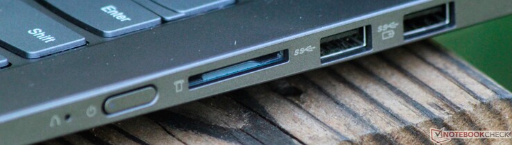 Справа: Кнопка вкл/выкл, картридер (SD), 2x USB 3.1 Type A первого поколения