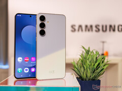 Модель Galaxy S25 FE обладает знакомым языком дизайна и относительно тонкими рамками дисплея (Источник изображения: Notebookcheck)