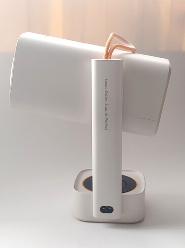 Асимметричная конструкция Yaber T1 Pro, утяжеленная сверху, позволяет ему легко опрокинуться вперед при случайном толчке. (Источник изображения: Notebookcheck)