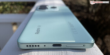 Внизу: динамик, микрофон, USB-C 2.0, слот SIM/microSD (источник изображения: Manuel Masiero)