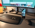 Google Pixel 10a подключен к монитору и сопряжен с Logitech MK880 в качестве устройства ввода.