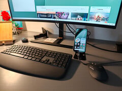 Google Pixel 10a подключен к монитору и сопряжен с Logitech MK880 в качестве устройства ввода.