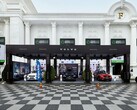Выставочный стенд Volvo на Realestate.com.kh Expo 2022, демонстрирующий множество автомобилей Volvo, включая внедорожники, с рекламными баннерами и брендингом на фоне величественного белого здания с колоннами. (Источник изображения: I'm Zion via Pexels)