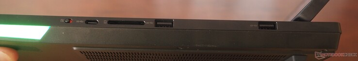 Справа: Затвор веб-камеры, USB-C 3.2 Gen2, кардридер, 2x USB-A 3.2 Gen2