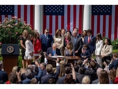 Фотография президента США Дональда Трампа, подписывающего закон &quot;Take It Down Act&quot; на церемонии в Вашингтоне, США. (Источник изображения: @FLOTUS on X)