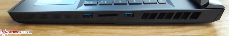 Правая сторона: USB-A 3.0, картридер, USB-A 3.0