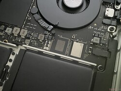 Младший MacBook Pro 14 имеет SSD с одиночным чипом