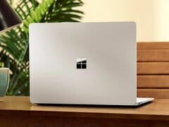 Сообщается, что Surface «Minos» будет доступен в черном и платиновом цветах; на фотографии — Surface Laptop 8.