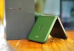 Модель Motorola Razr Plus 2026 отличается повышенной устойчивостью и прочностью благодаря новому титановому шарниру.
