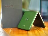 Модель Motorola Razr Plus 2026 отличается повышенной устойчивостью и прочностью благодаря новому титановому шарниру.