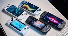 Различные портативные игровые ПК на столе