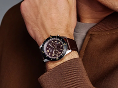 Часы Citizen Terra Force CA4746-08X - на фото с темно-коричневым циферблатом на запястье. (Источник изображения: @plus9time on Instagram)